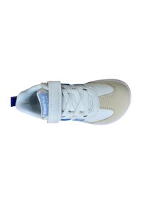Zapatilla blanca con acentos azules, parte superior de cuero sintético y malla, diseño con cordones y correa de gancho y bucle, punta redondeada y collar acolchado.