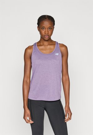 Débardeur de sport violet en tissu léger, avec un col rond et un petit logo sur la poitrine, associé à un legging noir.