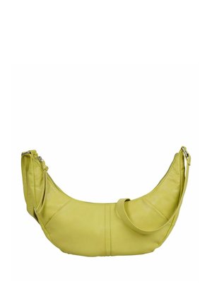 Sac à bandoulière en cuir vert clair en forme de croissant avec fermeture éclair et sangle réglable sur fond blanc.