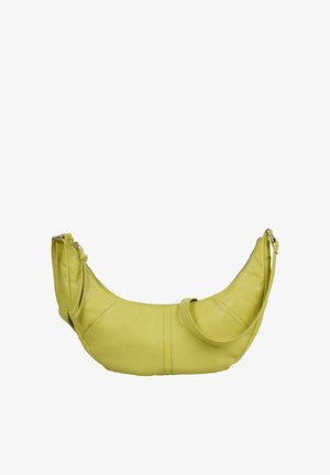 Sac à bandoulière en cuir vert clair en forme de croissant avec fermeture éclair et sangle réglable sur fond blanc.
