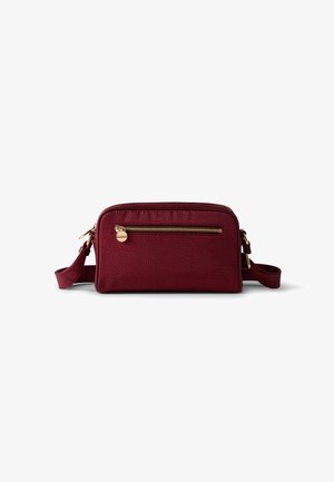 Burgunderfarbene Crossbody-Tasche mit strukturiertem Finish, goldenen Beschlägen, vorderer Reißverschlusstasche und verstellbarem Riemen, mit den Maßen von ca. 20x13 cm.