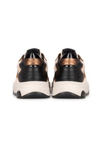 Sneaker texture con accenti neri e marroni, caratterizzati da una parte superiore liscia, una suola spessa bianca e un pannello posteriore con marchio.