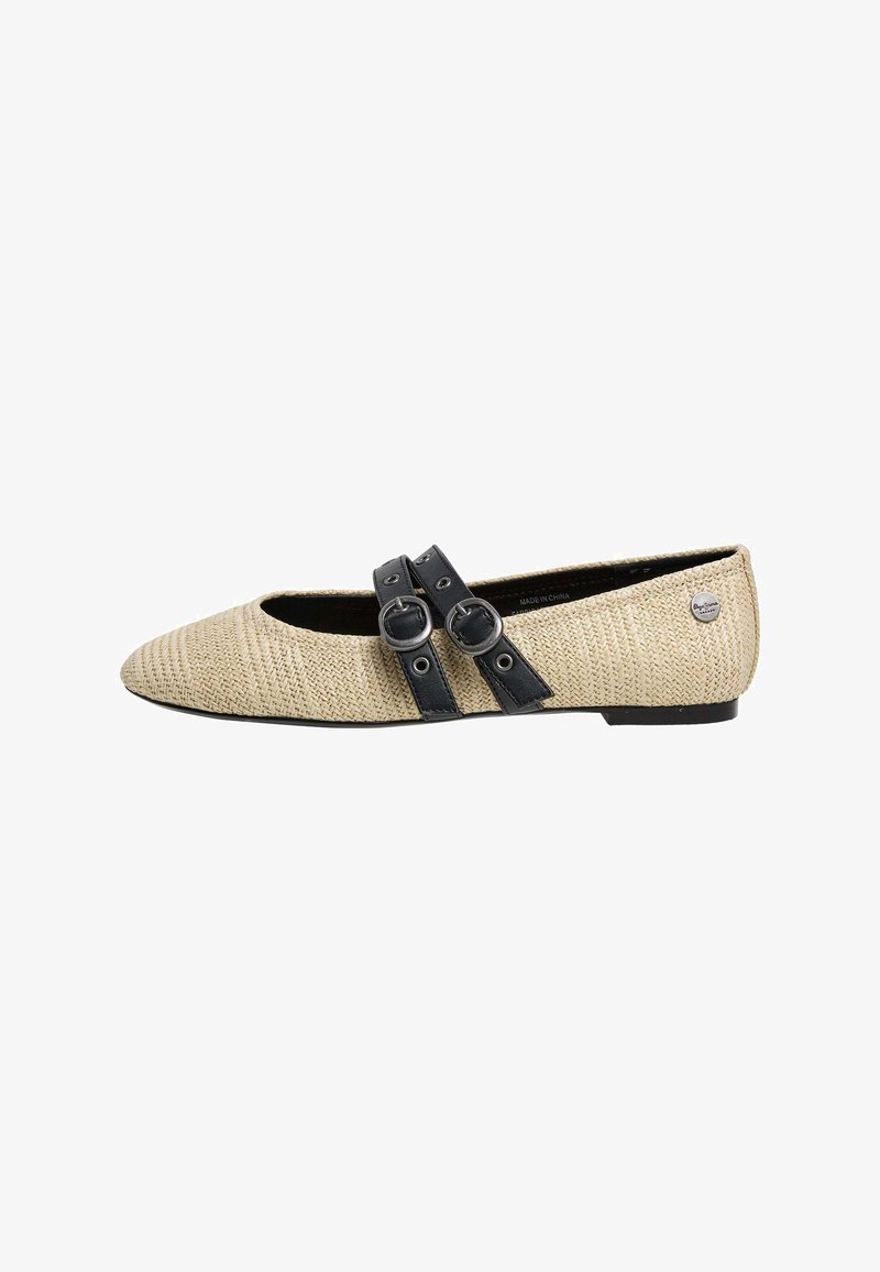 Chaussure plate tissée beige à bout pointu avec deux brides réglables noires à boucle sur le dessus, semelle noire et petit logo métallique sur le côté du talon.