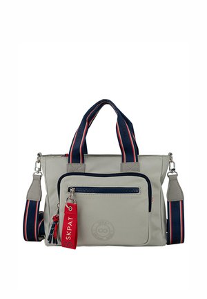 Bolso tote sintético gris con asas dobles y una correa desmontable. Cuenta con un bolsillo frontal con cremallera, detalles en rayas azul marino y rojo, y un parche con el logotipo.