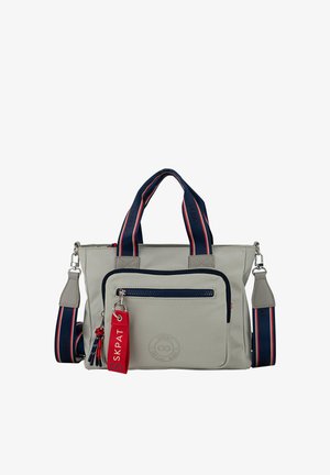 Bolso tote sintético gris con asas dobles y una correa desmontable. Cuenta con un bolsillo frontal con cremallera, detalles en rayas azul marino y rojo, y un parche con el logotipo.
