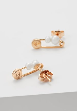 Orecchini a spilla color oro con due perle bianche ciascuno, dotati di fermagli a farfalla e un piccolo logo inciso sull'estremità della spilla.