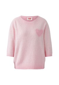 Pull en maille rose pâle avec manches trois-quarts et un motif de cœur rose foncé sur le côté gauche de la poitrine.