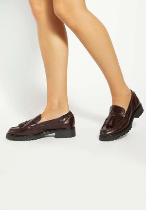 GRACELYN WIDE FIT CLEATED TASSEL TRIM - Slip-ons - burgundy