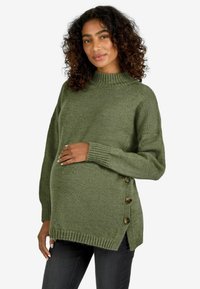 Maglione da maternità verde lavorato a maglia con un collo alto, polsini a coste, dettagli con bottoni laterali e orlo posteriore leggermente più lungo. Texture morbida.