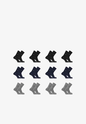 Huit paires de chaussettes noires, bleu marine et grises disposées en trois rangées sur un fond blanc.