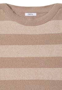 Beżowy sweter na drutach z szerokimi poziomymi paskami w jaśniejszych odcieniach. Ma okrągły dekolt i miękką, teksturowaną tkaninę. Metka z napisem "CECIL".
