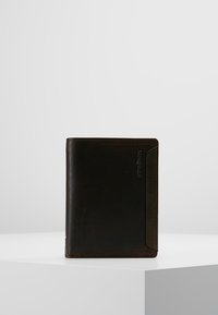 Bruine leren portemonnee met een gladde textuur, verticaal ontwerp en een zijaccent. Bevat subtiele branding en versterkte stiksel-details.