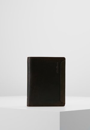 Portafoglio in pelle marrone con una texture liscia, design verticale e accentuazione laterale. Caratterizzato da un branding discreto e dettagli di cucitura rinforzata.