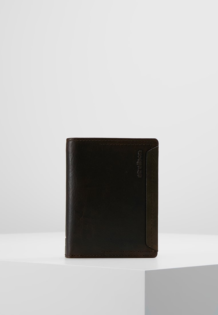 Portafoglio in pelle marrone con una texture liscia, design verticale e accentuazione laterale. Caratterizzato da un branding discreto e dettagli di cucitura rinforzata.