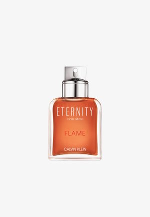 Klar glasflaske med en orange væske, sølv spraydysse og hvid tekst, der siger "ETERNITY FOR MEN FLAME" og "CALVIN KLEIN."