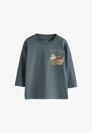 Sötétszürke hosszú ujjú póló kerek nyakkal, két bögre grafikájával, habtejszínnel és fahéjrúddal, rajta a "The Pumpkin Truck Cosy Season Specials" felirat.