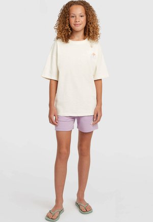 Lichtbeige shirt met korte mouwen en een geborduurd ontwerp, gecombineerd met lavendelkleurige shorts en groene slippers. Gemaakt van katoen, met een ontspannen pasvorm.