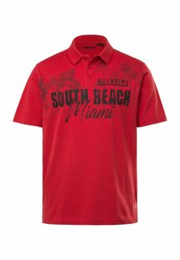 Camisa polo de algodón roja con cuello, mangas cortas y un estampado gráfico que dice "SOUTH BEACH Miami" en negro. Marcada con el logo "MEN+".