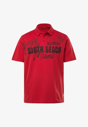 Rød bomulds polo shirt med krave, korte ærmer og et grafisk print med "SOUTH BEACH Miami" i sort. Mærket med "MEN+" logo.
