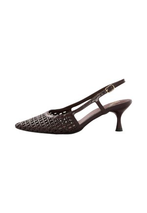 Mørkebrun vævet læder slingback-sko med spids tå og mellemhøj buet hæl, med en lille guldbesætning på remmen.