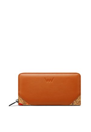 Orangefarbenes Ledermäppchen mit einer Korkakzentuierung in der unteren Ecke. Verfügt über ein elegantes Design und ein geprägtes Logo auf der Vorderseite. Mit Reißverschlussverschluss.
