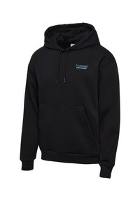 Zwarte hoodie met een voorzak, ribgebreide mouwen en een klein blauw logo op de borst. Gemaakt van zacht, duurzaam materiaal.