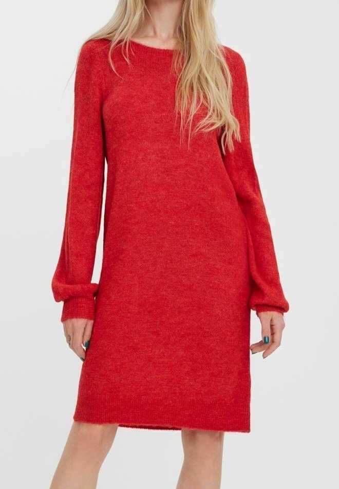 Robe-pull rouge à manches longues, encolure ronde et coupe décontractée. Fabriquée en matière douce et texturée, arrivant à mi-cuisse.