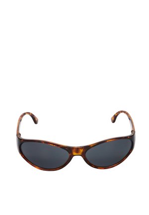 Occhiali da sole avvolgenti color tartaruga con lenti scure e aste curve, progettati per coprire completamente gli occhi.