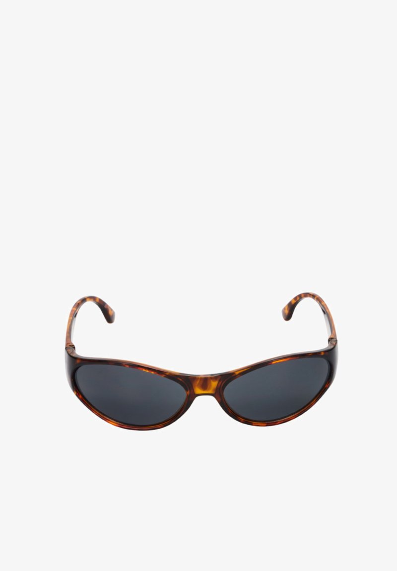 Gafas de sol envolventes con montura carey, lentes oscuras y brazos curvados, diseñadas para cubrir completamente los ojos.