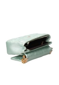 Borsa a pochette in pelle blu chiaro con design trapuntato, accessori in oro, chiusura con zip e tasca interna. Forma rettangolare piatta.