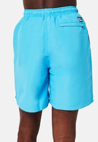 Bañadores azules hechos de una tela ligera, con una cintura elástica, un bolsillo trasero y una textura suave.