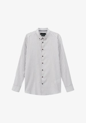 Langärmeliges, gestreiftes Hemd in Hellgrau und Creme mit einer Knopfleiste vorne, kleinem Kragen und braunen Knöpfen. Weiche, glatte Stoffstruktur.