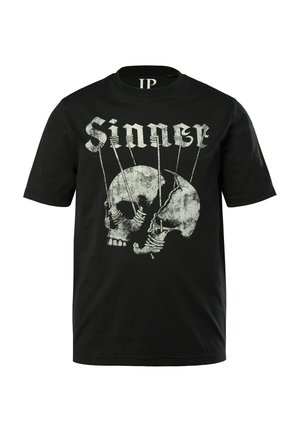 Černé bavlněné tričko s grafikou dvou lebek se šipkami, nad designem je nápis "Hříšník" v opotřebovaném bílém písmu.