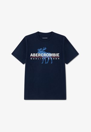 T-shirt blu navy a maniche corte con grafica di alce blu e scritta bianca "Abercrombie Quality Goods" sul petto.