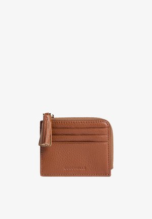 Portefeuille en cuir marron avec une finition texturée, comportant un compartiment zippé, plusieurs emplacements pour cartes et un accessoire à frange.