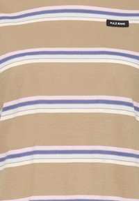 Tissu beige avec des rayures horizontales en blanc, rose, bleu clair et violet, comportant une petite étiquette noire avec le texte "PULZ JEANS".