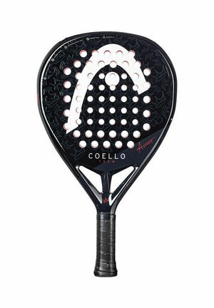 Pala de pádel negra con cabeza perforada, con acentos rojos y un grip texturizado. El diseño incluye un logo blanco estilizado.