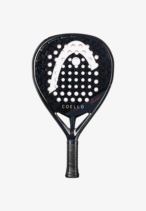 Raquette de padel noire avec une tête perforée, présentant des accents rouges et une prise texturée. Le design comprend un logo blanc stylisé.