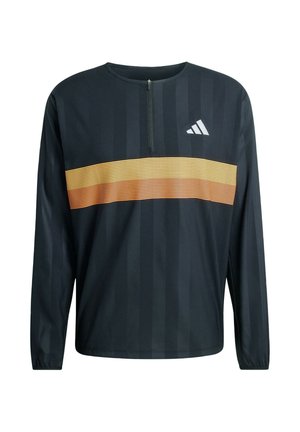 Sudadera negra deportiva de manga larga con media cremallera, que presenta un patrón de rayas naranjas horizontales en el pecho y una textura de canalé vertical.