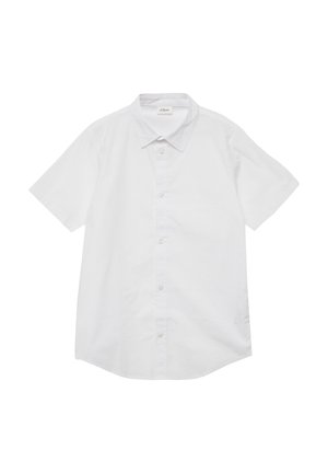 Biała koszula na krótki rękaw z klasycznym kołnierzykiem, wykonana z lekkiego materiału, rozłożona na płasko na białym tle.