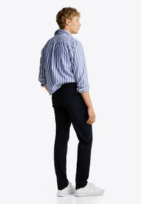 Tommy Hilfiger DENTON  - Chino - desert sky