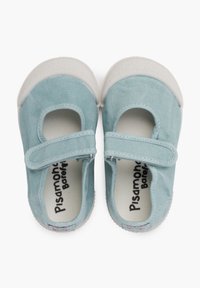 Zapatos Mary Jane de lona azul claro con suela de goma blanca, punta redonda y correa ajustable. Presentan un diseño con recortes abiertos.