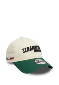 Caps i krem og grønn farge, med "SCRAMBLER DUCATI" brodert i svart. Justerbar med buet skygge og italiensk flaggdetalj.