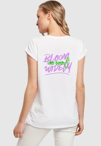 Merchcode NEVER TOO LATE EXTENDED SHOULDER  - Triko s potiskem - white
