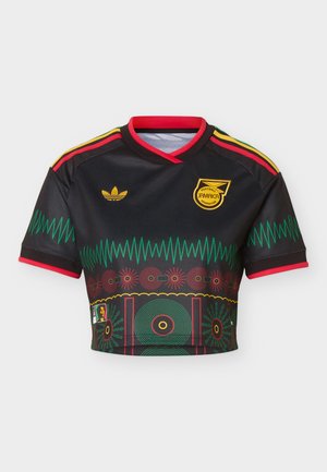 Fekete, kivágott futball mez piros, sárga és zöld csíkokkal, a Jamaica Labdarúgó Szövetség címerével, Adidas logóval és színes grafikus mintákkal.