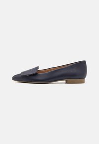 Balerini din piele navy cu vârf ascuțit, prezentând o tocul flat și un clape decorativ pe partea superioară. Textură netedă, design minimalist.
