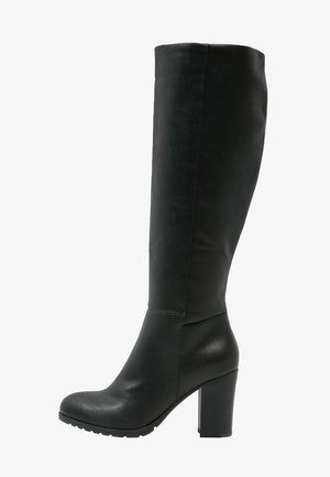 Bottes en cuir noir montant jusqu'au genou, avec une texture lisse, un bout arrondi et un talon haut épais, présentant un design minimaliste sans éléments décoratifs.