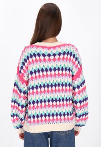 Bunt gestrickter Pullover mit einem Rautenmuster in Pink, Lila, Blau und Creme, mit einem gerippten Halsausschnitt und Bündchen.