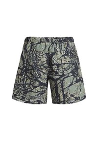Multicolor šortky s abstraktním maskovacím vzorem v zelené a černé barvě, elastickým pasem a uvolněným střihem.