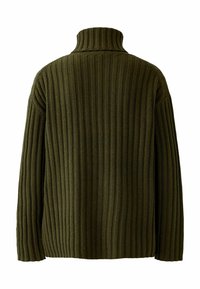 Olivgrüner gerippter Pullover mit hohem Kragen, langen Ärmeln und lässiger Passform. Die Textur weist vertikale Streifen auf.